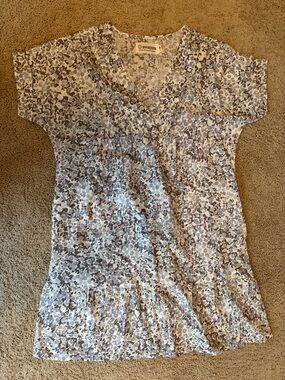 Aventura Short-Sleeve V-Neck Tunic in Light Blue and Gray Floral